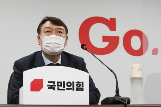 윤석열 대선 예비후보가 지난 30일 오후 서울 여의도 국민의힘 중앙당 당사를 방문,  대외협력위원장인 권영세 의원에게 입당원서를 제출한 뒤 기자들과 질의응답을 하고 있다. 연합뉴스